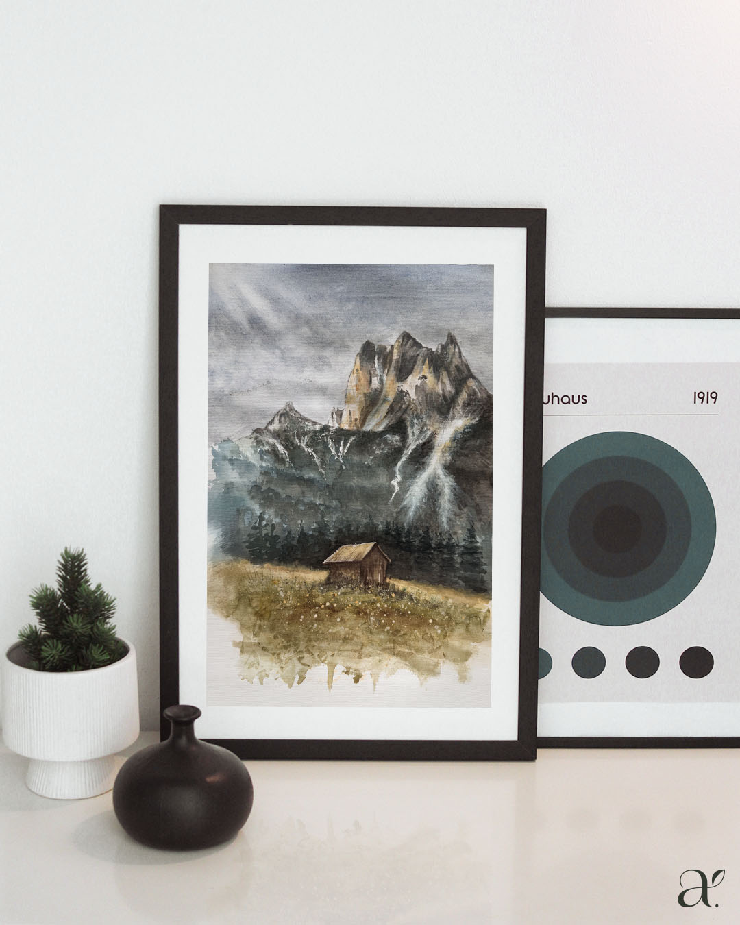 Hütte vor Bergkulisse im Spätsommer