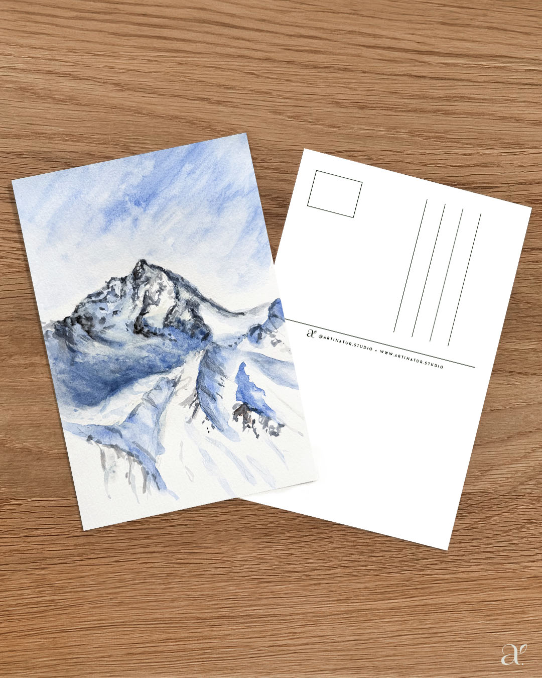 Verschneiter Berggipfel