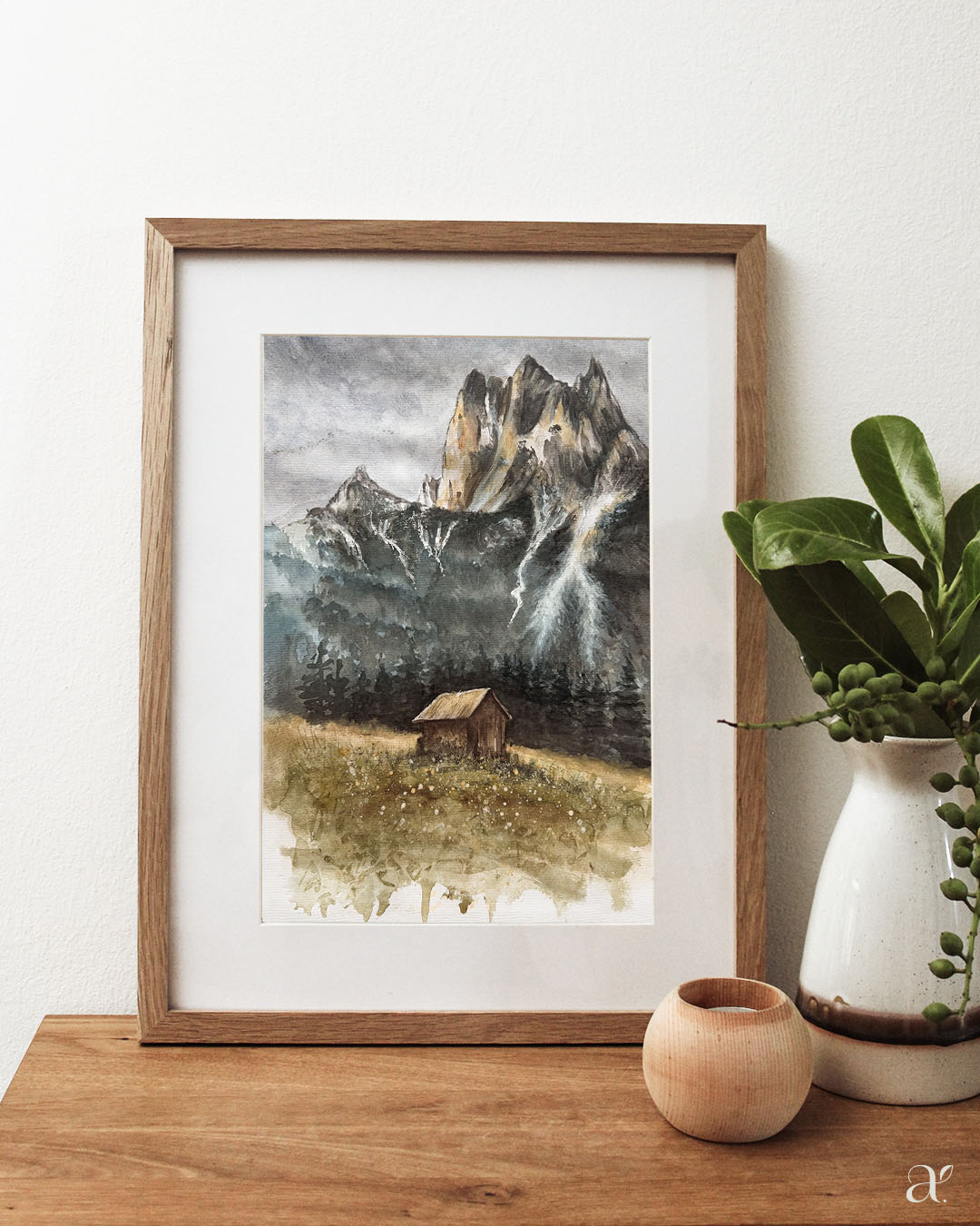 Hütte vor Bergkulisse im Spätsommer