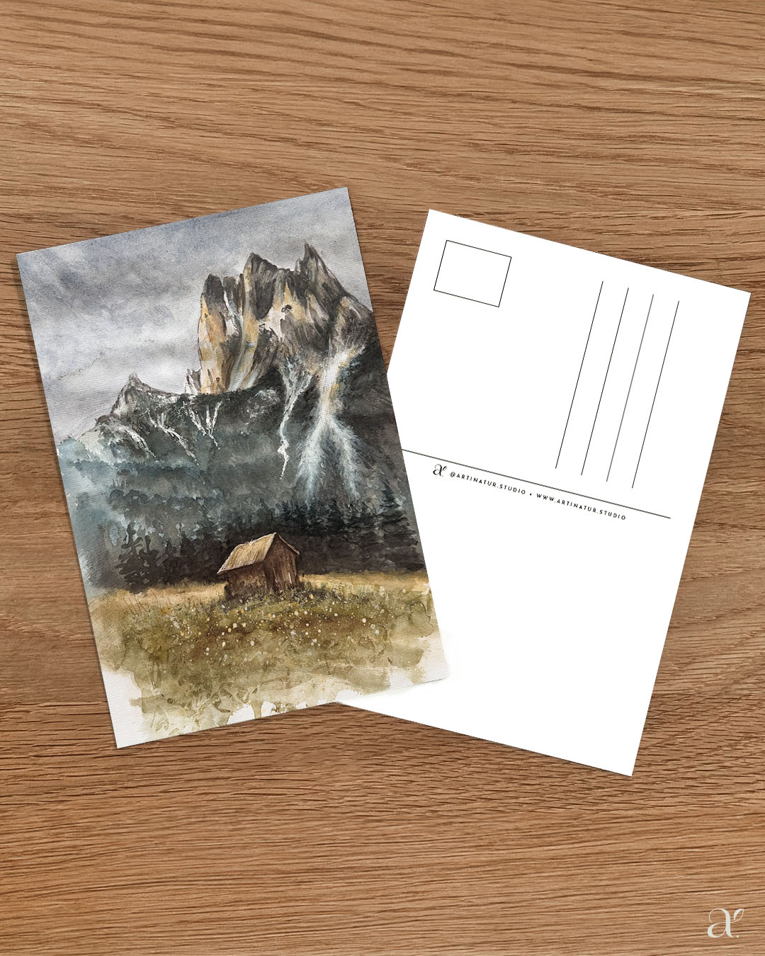Hütte vor Bergkulisse im Spätsommer