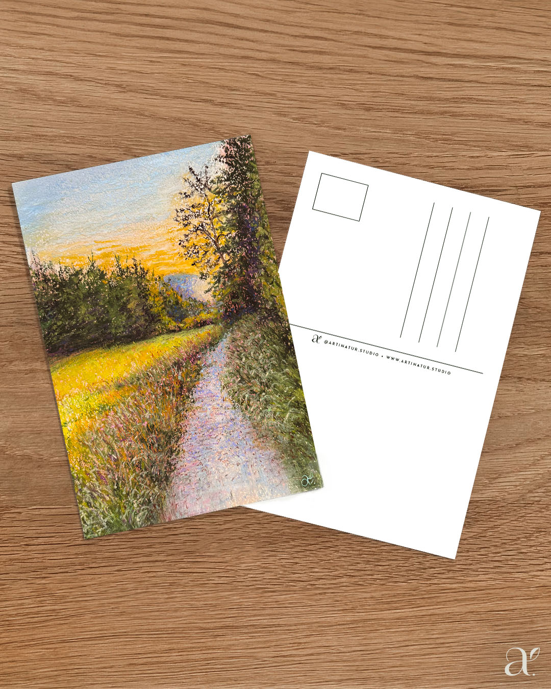 Wanderweg im goldenen Abendlicht