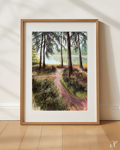 Weg zum See an einem nebligen Herbsttag