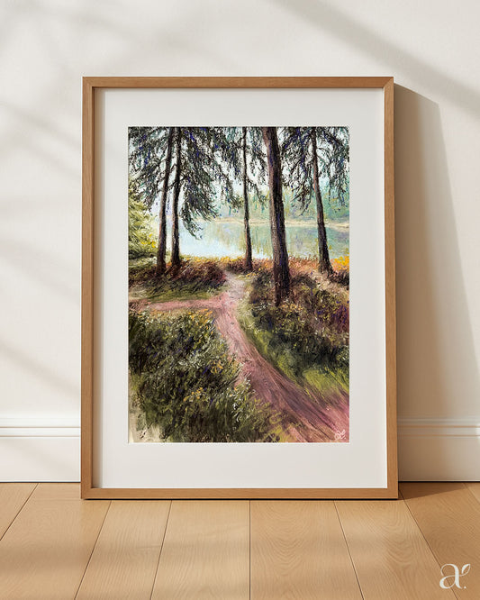 Weg zum See an einem nebligen Herbsttag