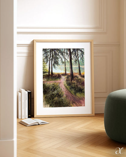 Weg zum See an einem nebligen Herbsttag