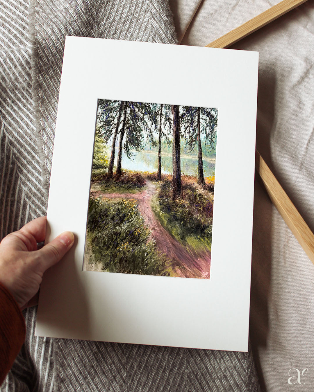 Weg zum See an einem nebligen Herbsttag