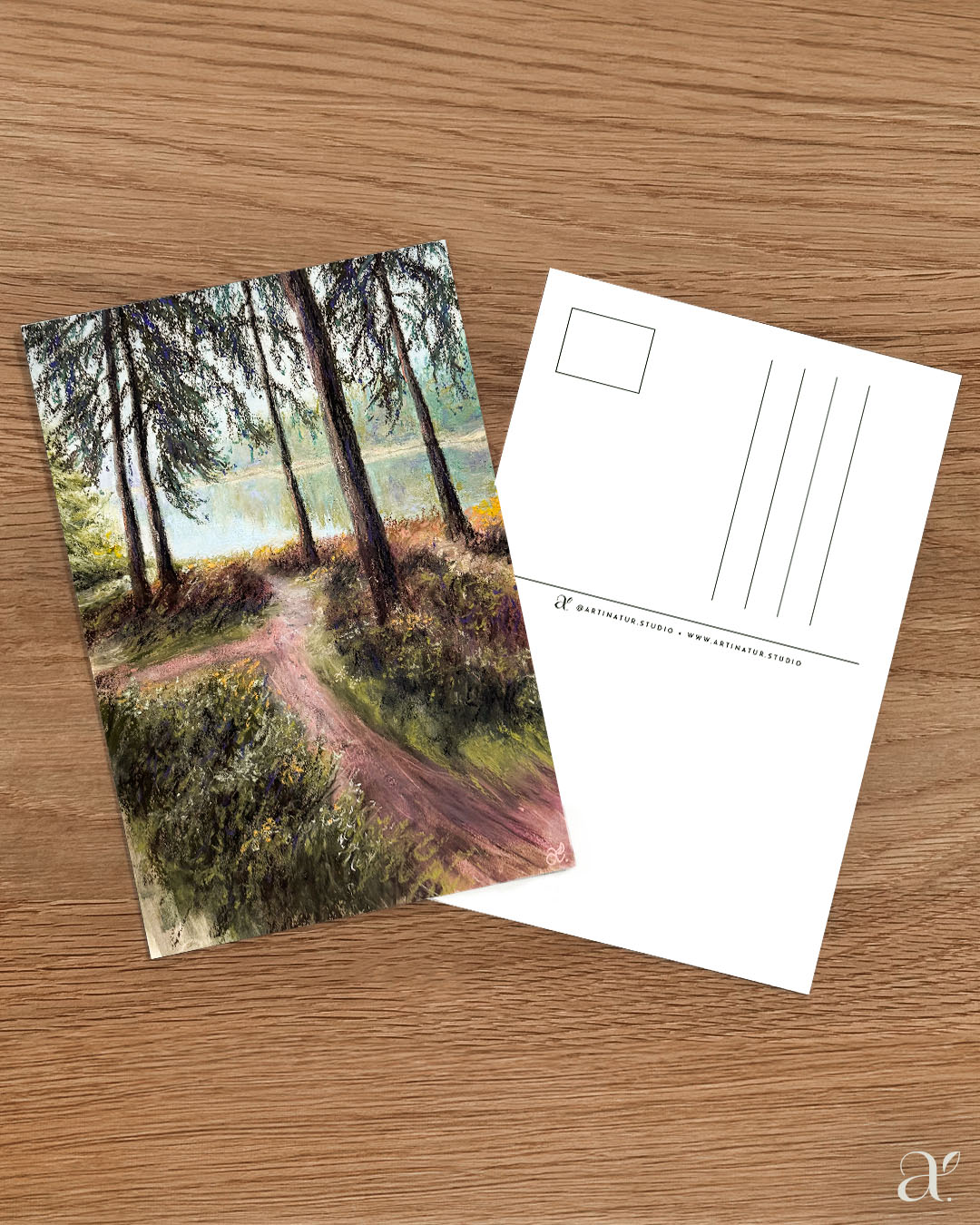 Weg zum See an einem nebligen Herbsttag